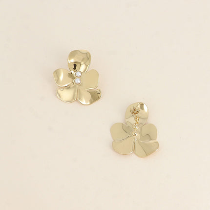 Stud earrings - floral pattern and white resin beads