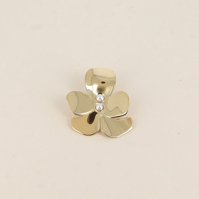 Pin's - motif floral et perles de résine blanche
