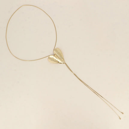Collier cravate Arriba - grand coeur incurvé et texturé