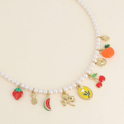 Collier sur fil - perles de résine et breloques (fraises, ananas, pastèque, trèfle, fleur, cerise, pêche, pomme)