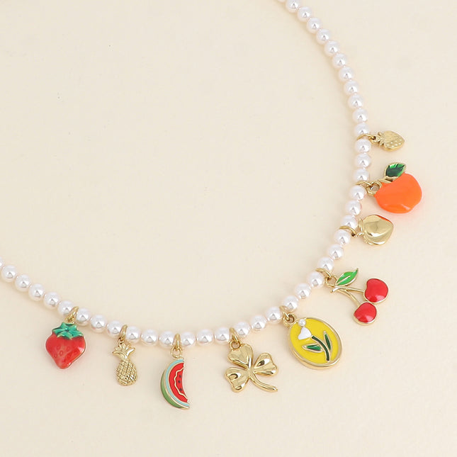 Collier sur fil - perles de résine et breloques (fraises, ananas, pastèque, trèfle, fleur, cerise, pêche, pomme)
