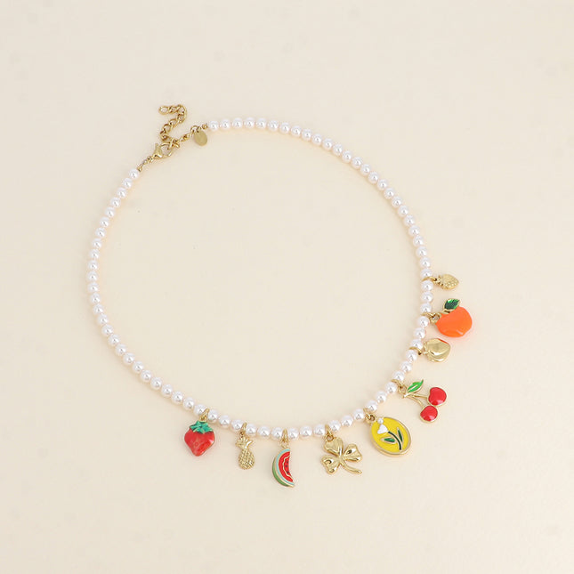 Collier sur fil - perles de résine et breloques (fraises, ananas, pastèque, trèfle, fleur, cerise, pêche, pomme)