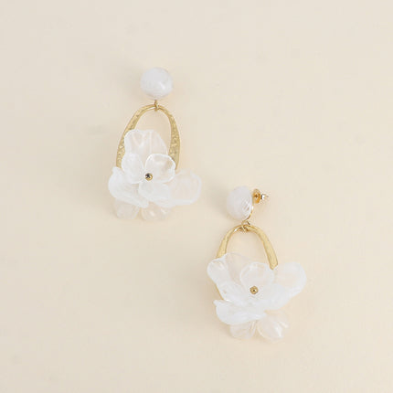 Boucles pendantes - puce avec une demi boule en résine, pièce ovale ajourée martelée et résine colorée en forme de feuillage