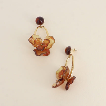 Boucles pendantes - puce avec une demi boule en résine, pièce ovale ajourée martelée et résine colorée en forme de feuillage