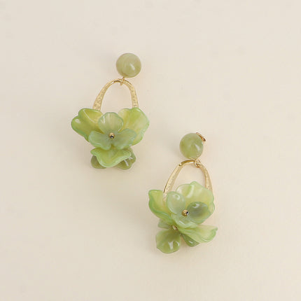 Boucles pendantes - puce avec une demi boule en résine, pièce ovale ajourée martelée et résine colorée en forme de feuillage
