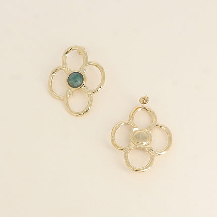 Boucles puces - maxi boucles, grande pièce en forme de fleur ajourée à 4 pétales avec pierre naturelle