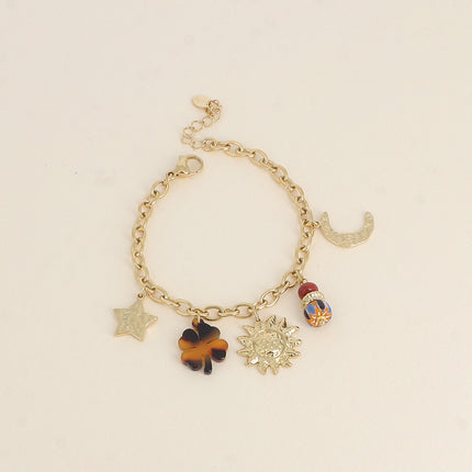 Bracelet - pendentifs (soleil, étoile et lune martelés, trèfle en résine léopard et perles)