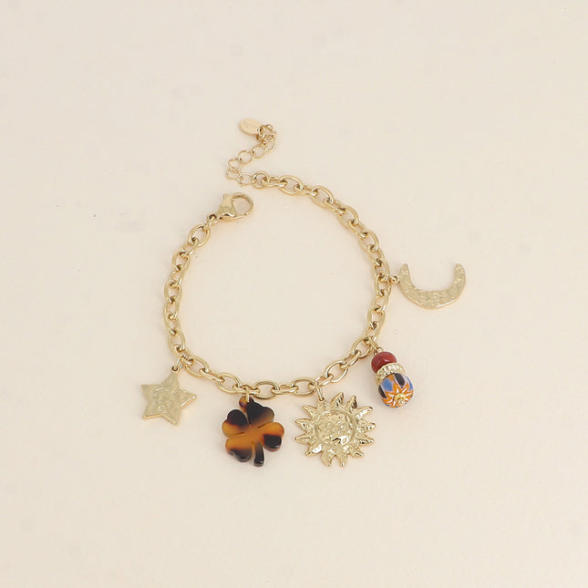 Bracelet - pendentifs (soleil, étoile et lune martelés, trèfle en résine léopard et perles)