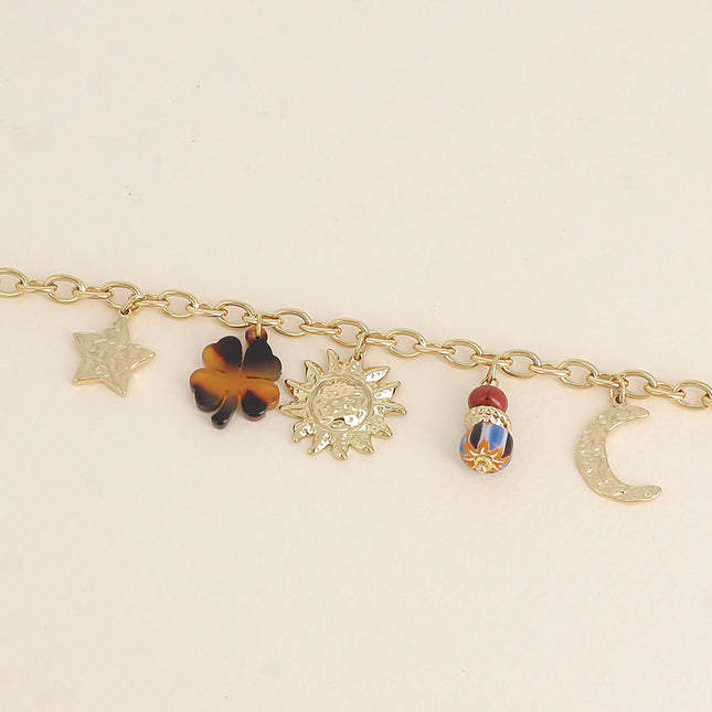 Bracelet - pendentifs (soleil, étoile et lune martelés, trèfle en résine léopard et perles)