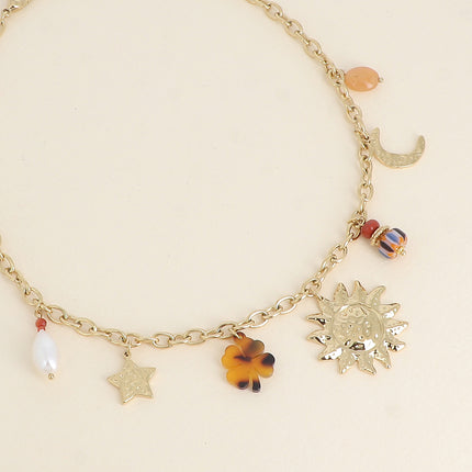 Collier - pendentifs (soleil, étoile et lune martelés, trèfle en résine léopard et perles)