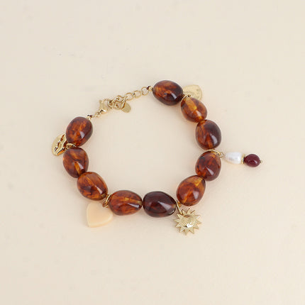 Bracelet sur fil Café Crème - perles en résine et pampilles en acier inoxydable (coeur, perles de résine, soleil, coeur en résine et bouche)