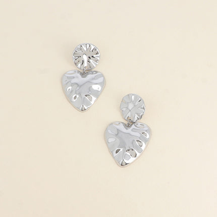 Boucles pendantes - deux pièces, une ronde martelée et un coeur
