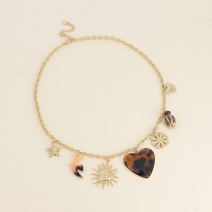 Collier Lior - pendentifs (étoile, soleil, oiseau en résine, coeur en émail, fleur, perles, coeur)
