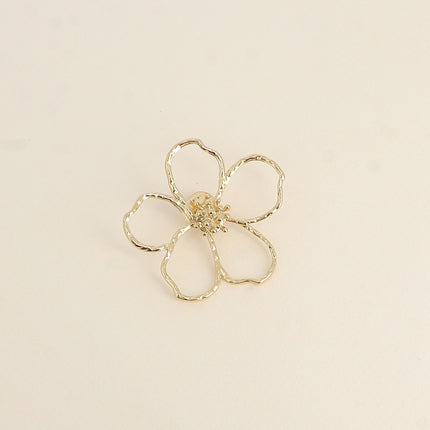 Rosée Brooch - openwork floral pattern 56 x 53 mm
