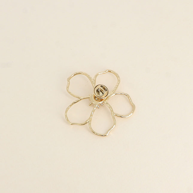 Pin's Rosée - motif floral ajouré 56 x 53 mm