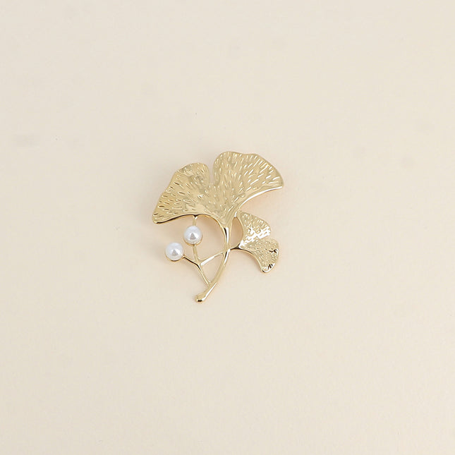 Broche Avelia - motif ginko avec deux perles de résine blanche