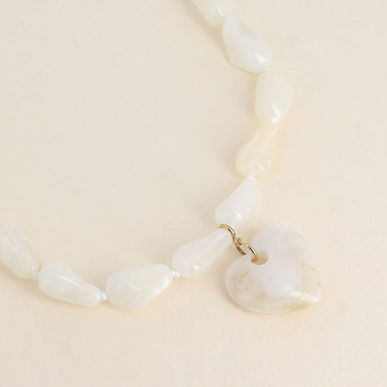 Collier sur cordon - perles de résine et pendentif coeur