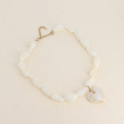Collier sur cordon - perles de résine et pendentif coeur