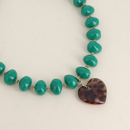 Collier sur câble - grosses perles en résine et pendentif coeur