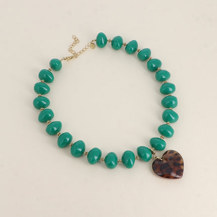 Collier sur câble - grosses perles en résine et pendentif coeur