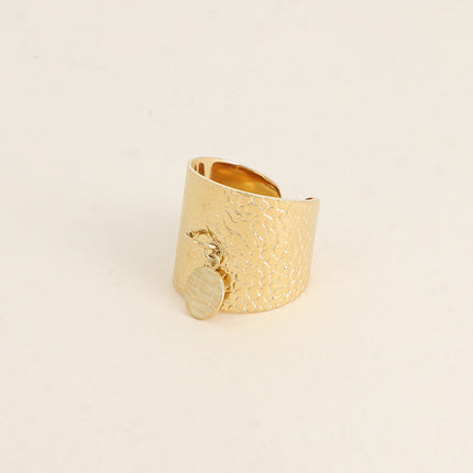 Bague large - anneau motif écaille et pampille ronde texturée