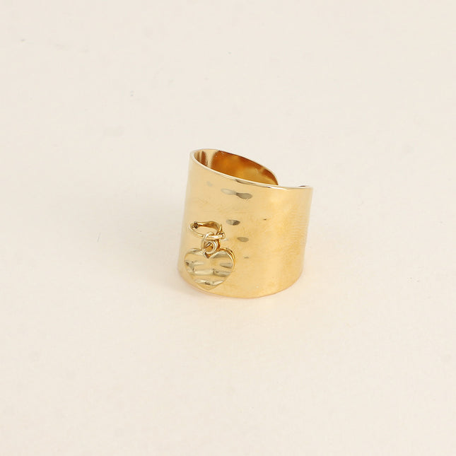 Bague large - anneau motif martelé et pampille coeur texturée