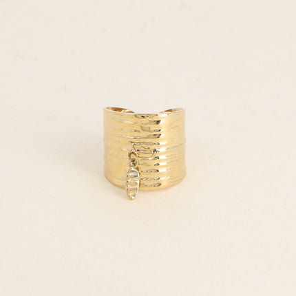 Bague large Arthémise - anneau motif strié et pampille ovale texturée