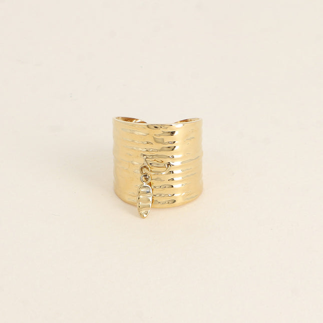 Bague large Arthémise - anneau motif strié et pampille ovale texturée