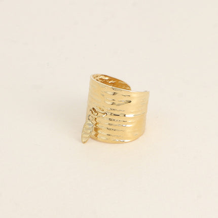 Bague large Arthémise - anneau motif strié et pampille ovale texturée