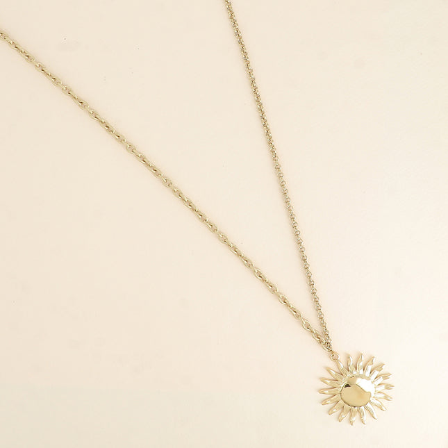 Sautoir - double maille et pendentif sous forme de soleil
