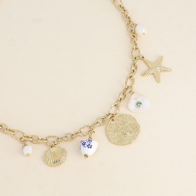 Collier - pendentifs (résine, coquillage, coeur en céramique émaillée fleurie, tortue, nacre, perle d'eau douce)