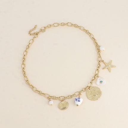 Collier - pendentifs (résine, coquillage, coeur en céramique émaillée fleurie, tortue, nacre, perle d'eau douce)