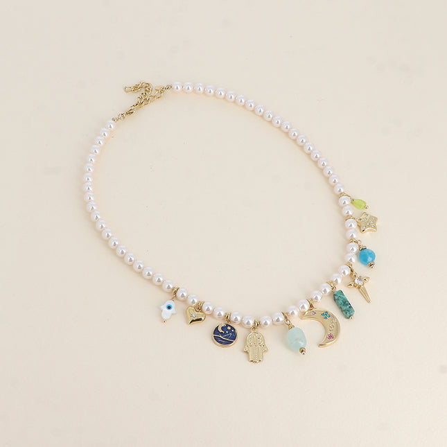 Collier sur fil - perles de résine blanche, main, lune, croix, étoile, coeur, pierres naturelles