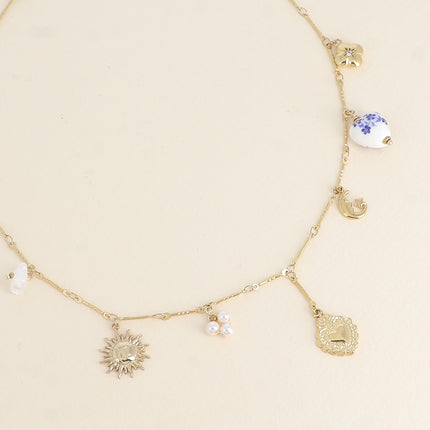 Collier - perles en résine, soleil, coeur, lune, trèfle, coeur en céramique émaillée fleurie