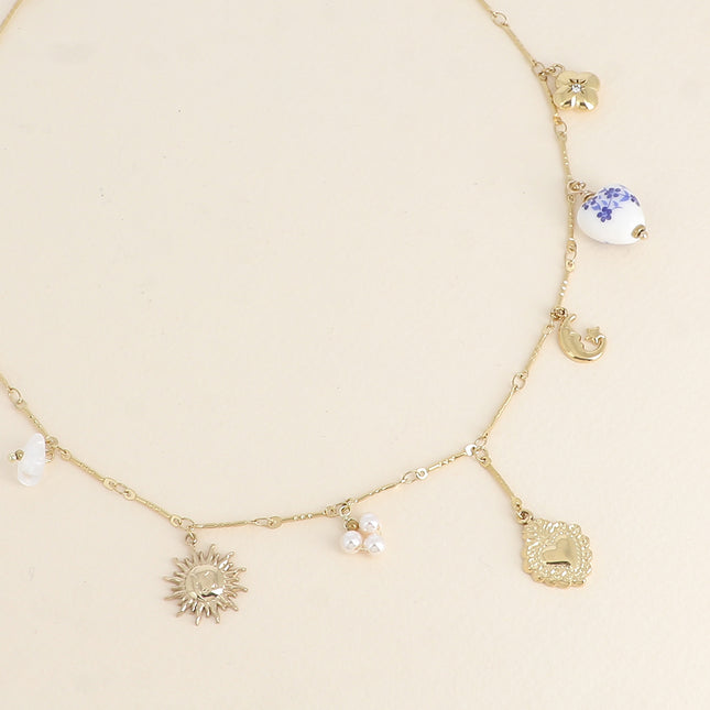 Collier - perles en résine, soleil, coeur, lune, trèfle, coeur en céramique émaillée fleurie