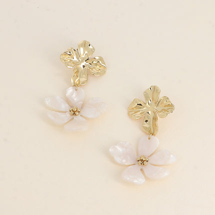 Boucles pendantes - feuille texturée et fleur en résine