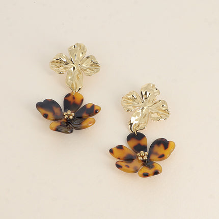 Boucles pendantes - feuille texturée et fleur en résine