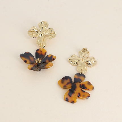 Boucles pendantes - feuille texturée et fleur en résine