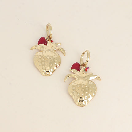 Créoles - pendentif fraise, petites pierres naturelles et perle coeur