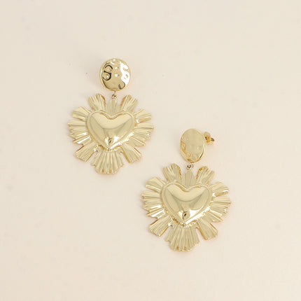 Boucles pendantes - pièce ronde martelée et coeur texturé
