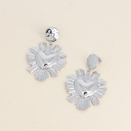 Boucles pendantes - pièce ronde martelée et coeur texturé