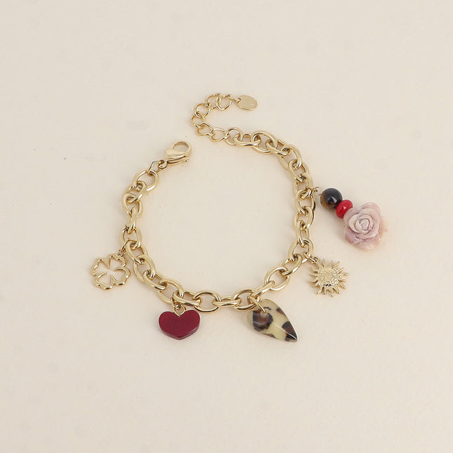 Bracelet - pendentifs (trèfle ajouré, coeurs en résine, rose, soleil et perles)