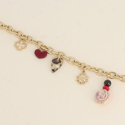 Bracelet - pendentifs (trèfle ajouré, coeurs en résine, rose, soleil et perles)