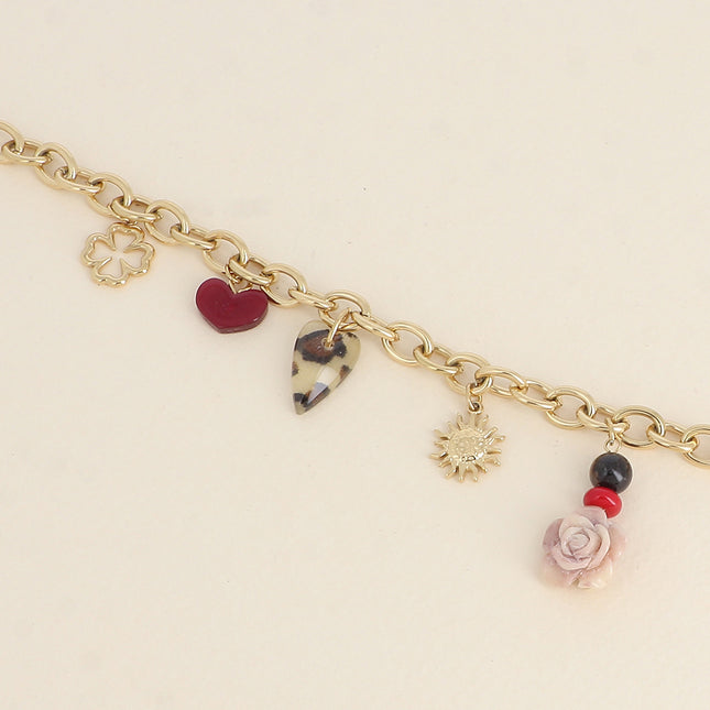 Bracelet - pendentifs (trèfle ajouré, coeurs en résine, rose, soleil et perles)