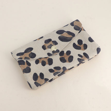 Pochette Barcelone – daim léopard, 1 bouton aimanté, 1 zip et 3 poches