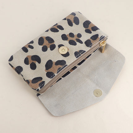 Pochette Barcelone – daim léopard, 1 bouton aimanté, 1 zip et 3 poches
