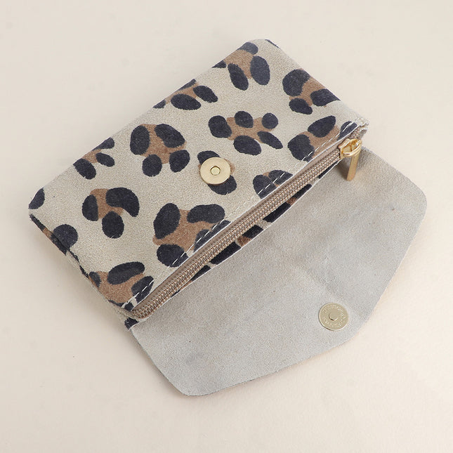 Barcelona clutch – leopard print suede, 1 magnetic button, 1 zip and 3 pockets