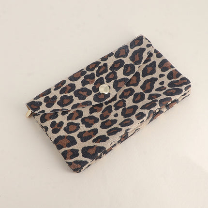 Pochette Barcelone – daim léopard, 1 bouton aimanté, 1 zip et 3 poches