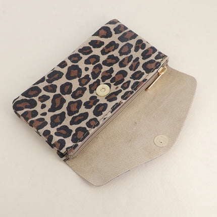 Pochette Barcelone – daim léopard, 1 bouton aimanté, 1 zip et 3 poches