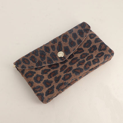 Pochette Barcelone – daim léopard, 1 bouton aimanté, 1 zip et 3 poches
